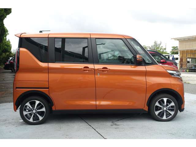 後席スライドドアは両側電動なので隣の車へのドアチョップの心配も軽減！！運転席からや開閉操作可能です