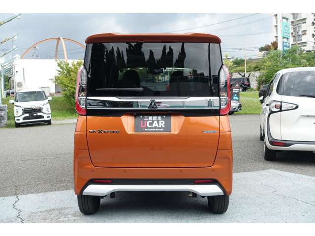 大きく開くリヤゲート！雨の日などは傘替わり！大き目のお荷物も出し入れ楽々！！