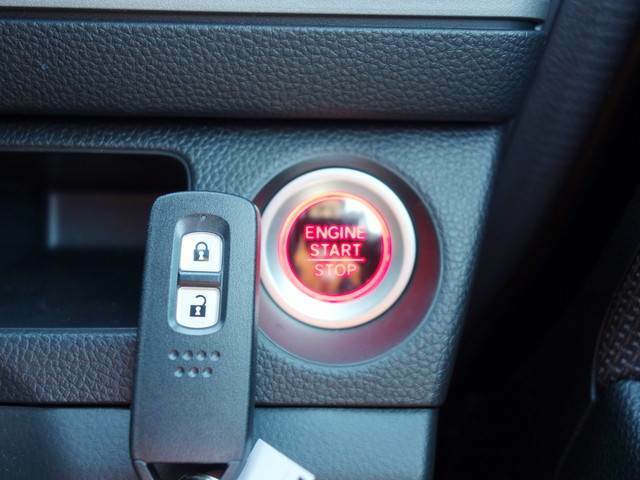 鍵はスマートキーを搭載しております。ボタン操作1つで簡単にドアの施錠・解錠を行えるので、車の乗り降りの際にもたつくことがありません！