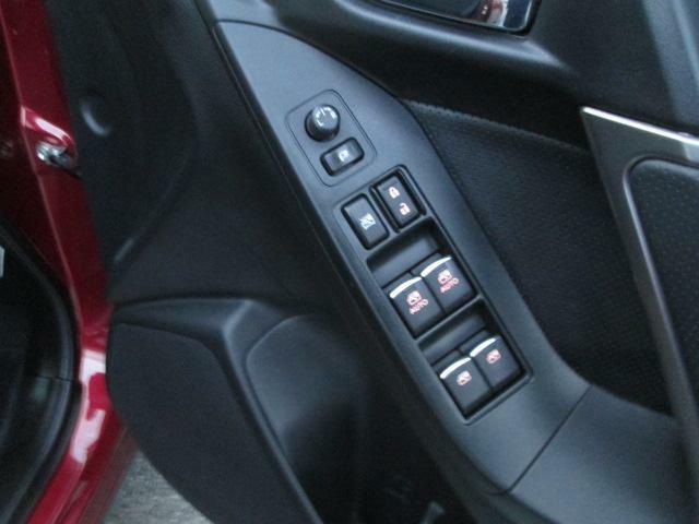 運転席ドアにはドアミラー・ドアロック・パワーウィンドウの操作スイッチが集約されております。