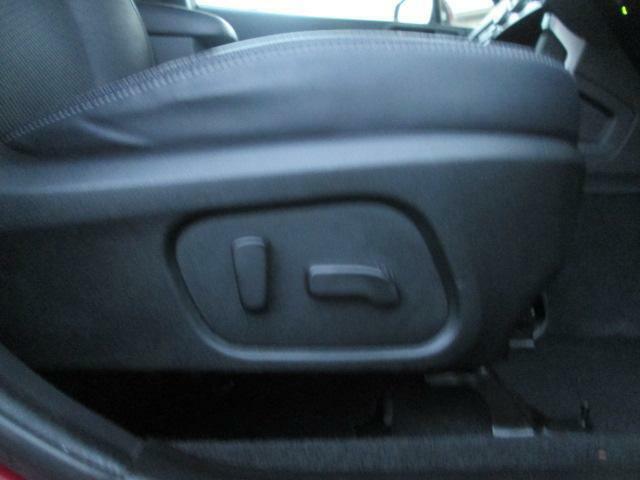 運転席側電動シートの操作スイッチです。シート上下・前後、膝裏チルト、背もたれの角度調整が可能です。