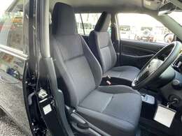 前席　目立つシミ汚れ、破れなどもなく良好なコンディションとなっております。