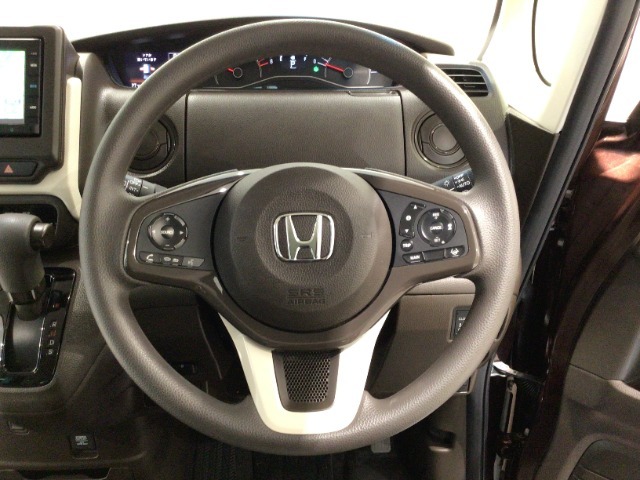 運転にかかわる様々な操作を安全に行えるように視点移動が少なく操作性に配慮されたスイッチ類が凝縮されたコクピットです。