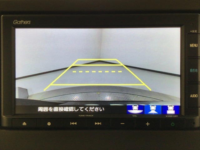 【バックカメラ】運転が苦手な方も車庫入れラクラクです！ギアをリバースに入れれば自動的に切り換わりますので、面倒な操作は不要です♪狭い駐車場もお車を傷つけず安心ですね！