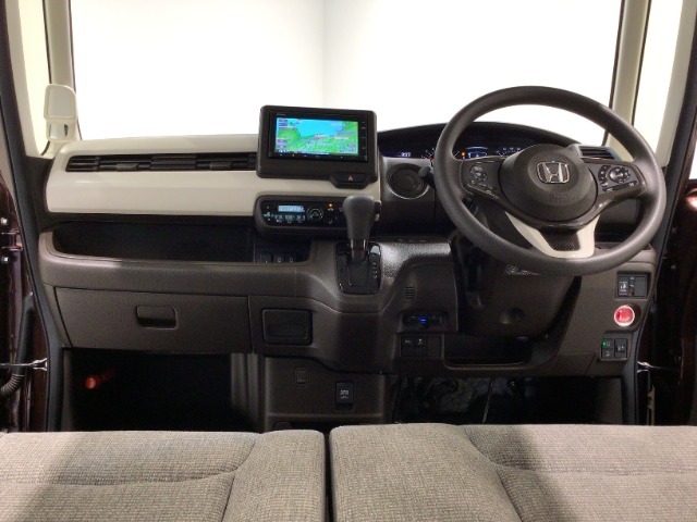 【前方視界】開放的な前方視界！運転がしやすく疲れにくいです♪窓が大きく、見通しがとっても良いおクルマですよ♪