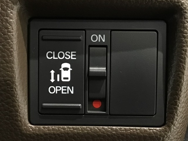 【パワースライドドア】助手席側がパワースライドドアになっており、運転席のスイッチやスマートキーでも開閉が可能です！開口部も広いので乗り降りも楽々♪