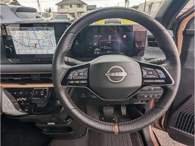 プレミアムインテリアパッケージにより、標準装備のステアリングホイールとは違っております