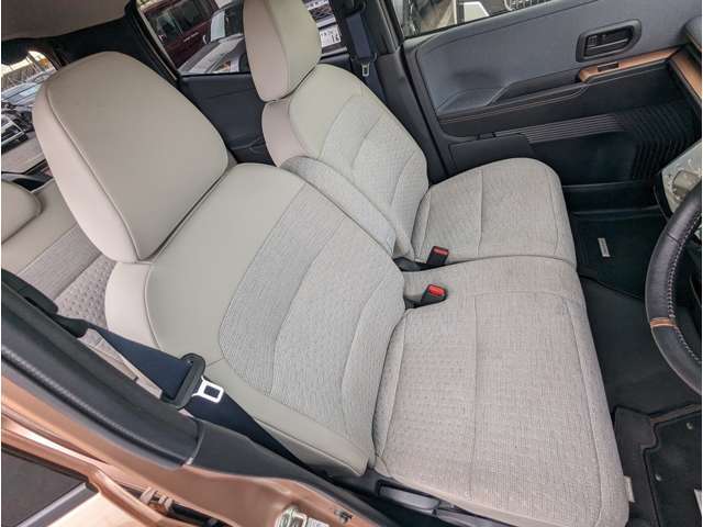 寒冷地仕様オプションで運転席だけでなく助手席にもシートヒーターついております