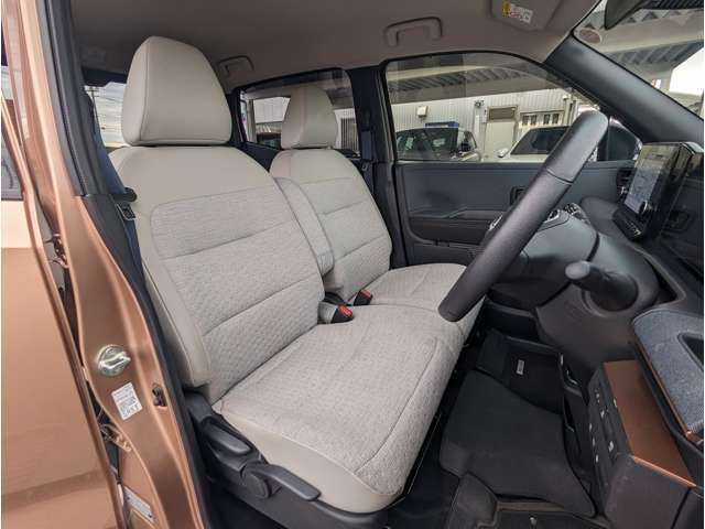 オプション・プレミアムインテリアパッケージによるベージュ合皮×ファブリックコンビシート