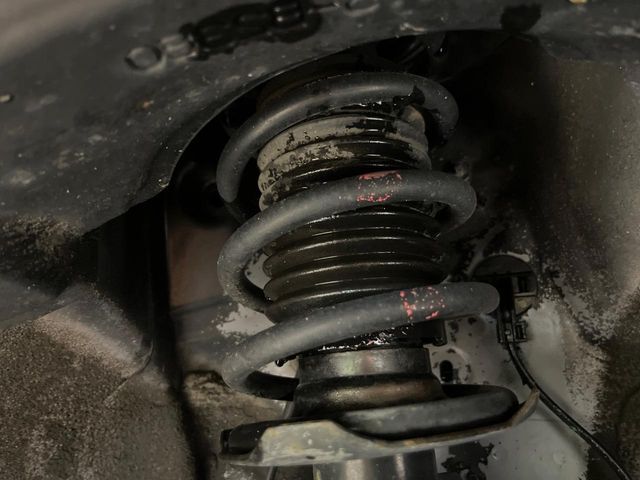 お車を安心してお乗りいただく為には、足回りの定期点検が欠かせません。サービスサポート（有償保証）では無料点検もご提供しており、安心のカーライフをお過ごしいただけるサポート体制が整っています。