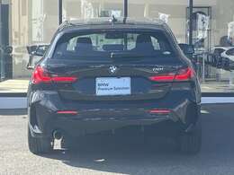 BMWを熟知したメカニックによる、100項目の納車前点検。ドイツ本国と同様の教育・訓練を受けたメカニックが、100項目にも上るポイントを徹底的に点検、整備した後にお客様にお引渡しいたします。