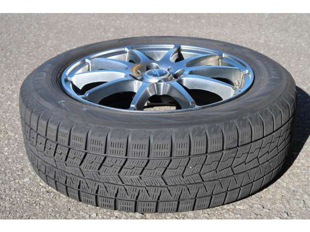 積込みタイヤはアルミホイール＋スタッドレスタイヤです