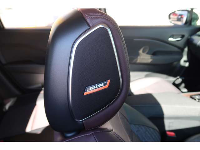 ヘッドレストにBOSEスピーカー内臓