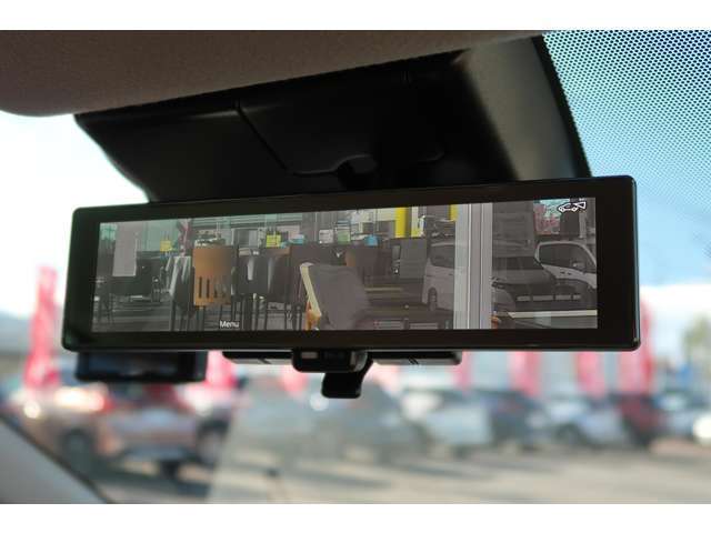スマートルームミラーで後方確認もしやすく、駐車時なども全方位モニターもしくはバックカメラが連動しますので駐車も安心です。