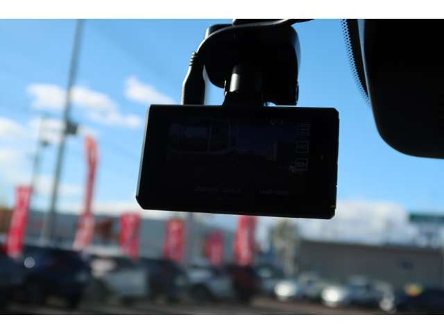 ドライブレコーダーは前後タイプもあり、前方、後方で同時録画ができ事故を起こした時やあおり運転などの行為をしっかり録画できますよ！！