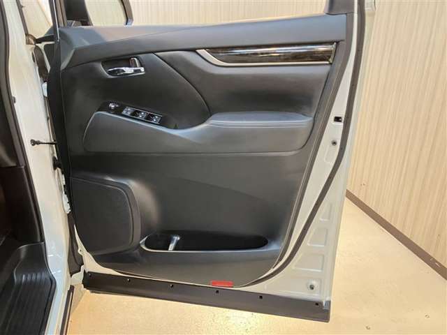 運転席前面ドア部分です♪