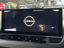 【大画面ナビ】人気の大型12インチナビを装備。存在感のある大画面はインパクト大！ナビ利用時のマップ表示は見やすく、テレビやDVDは臨場感がアップ！いつものドライブがグッと楽しくなります♪