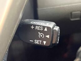 【クルーズコントロール】高速道路もラクラク走行。アクセルを離しても一定速度で走行ができ、長距離運転時の負担を軽減！加速・減速も簡単なスイッチ操作で調整できます。