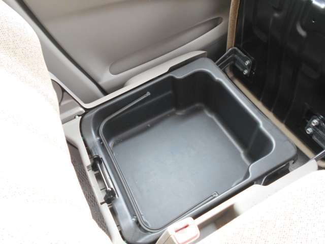 助手席下に収納BOX！