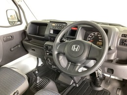 車内は光触媒抗菌消臭施工済です。インパネ周りはスタイリッシュなデザインです。グローブボックスやカップホルダーのほかにトレーなどたくさんの収納スペースが付いています。