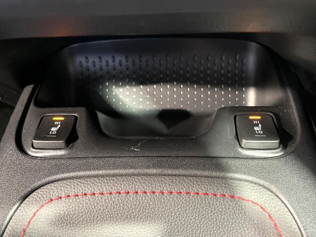 【シートヒーター】寒い日に重宝するシートヒーター！エアコンより早く温まってくれるので寒がりの人も安心ですね♪エアコンの温風は乾燥するから苦手、という方にもをおすすめです。