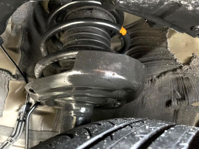 お車を安心してお乗りいただく為には、足回りの定期点検が欠かせません。サービスサポート（有償保証）では無料点検もご提供しており、安心のカーライフをお過ごしいただけるサポート体制が整っています。