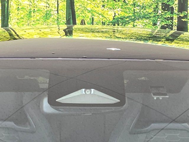 【トヨタセーフティセンス】走行中に前方の車両等を認識し、衝突しそうな時は警報とブレーキで衝突回避と被害軽減をアシスト。より安全にドライブをお楽しみいただけます。