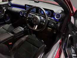 インテリアは適度な緊張感とリラックス間が感じられるデザイン。長時間のドライブでも疲れにくく、乗員全員が高い快適性を得ながら移動空間を楽しむことができます。