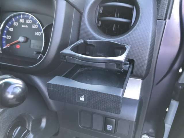 運転席と助手席のエアコン吹き出し口下にドリンクホルダー付き。使わない時は収納できます。