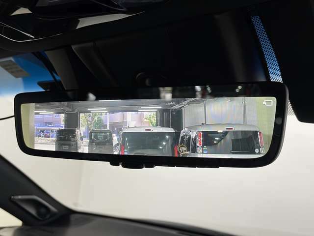 【デジタルインナーミラー（トヨタ）】車両後方カメラの映像をルームミラーに映すことが出来ます。　そのため、後席に人や荷物があって後方が見えづらい場合でもしっかり視界を確保することが出来ます。