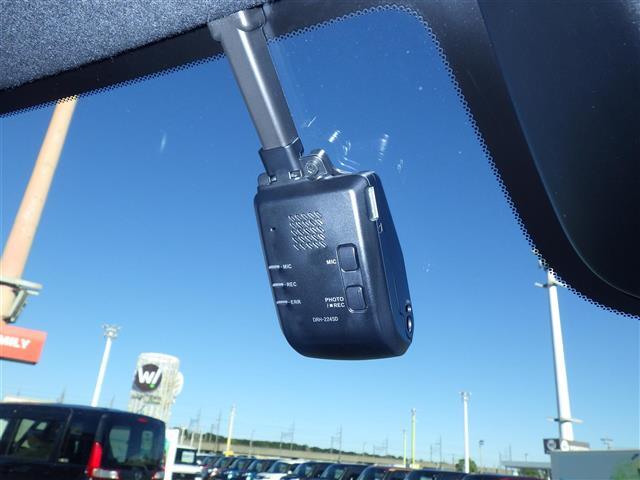 【ドライブレコーダー】映像・音声などの運転中の記録を残します。事故などを起こした起こされた時の証拠になりえますので、もしも時でも安心ですね。