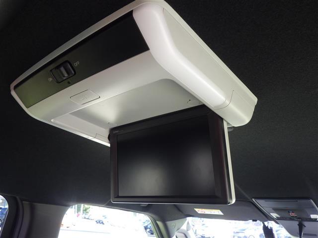 【フリップダウンモニター】後席のゲストやお子様も大画面で映像をお楽しみいただけます！ロングドライブや渋滞中も退屈することのない快適なドライブを！
