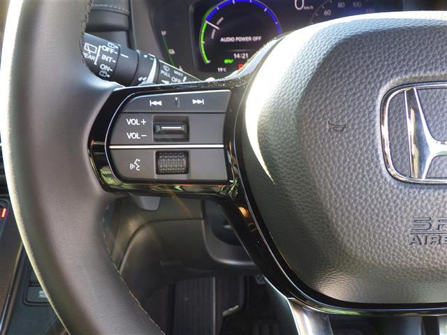 【ハンドル】軽い力で扱いやすいハンドルです。目立つ傷やスレなどなく綺麗な状態です！除菌プランいれていただくとさらに快適に！清潔なお車はお子様にも安心ですね！