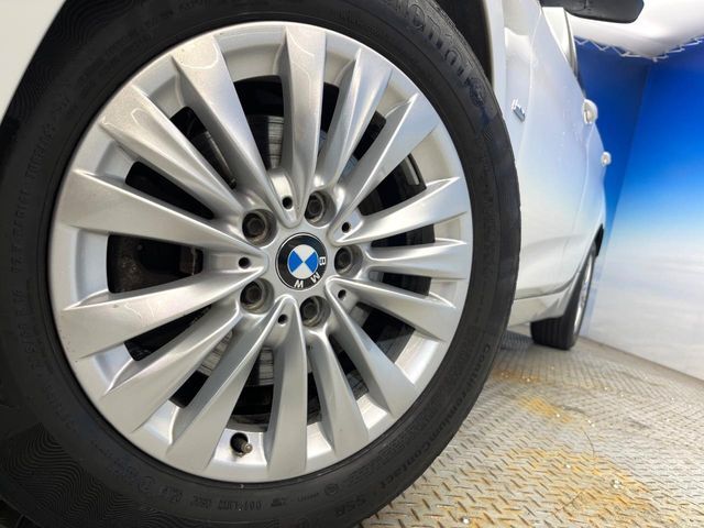 ●純正16インチアルミホイール：輸入車ならではの卓越した走りを支えるホイールと足回りです！日本車の走りに慣れている方にもぜひ体感して頂きたいほど、高いレベルでまとまっています！