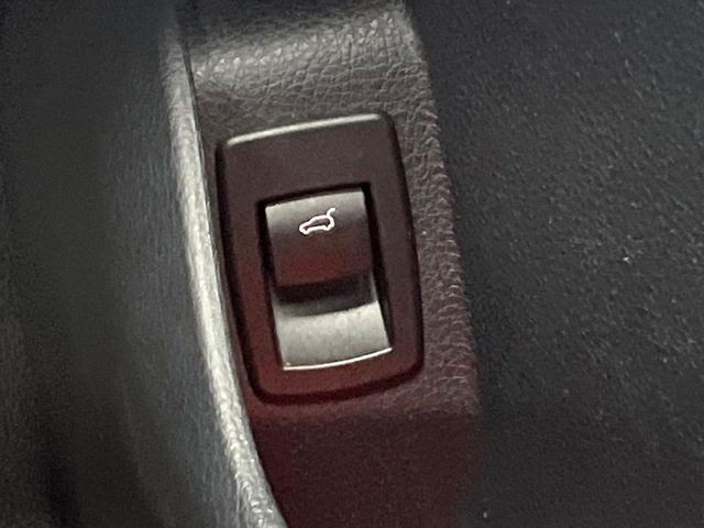●電動リアゲート：ワンタッチでリアゲートの開閉ができ、荷物などで両手が塞がっている状態でも簡単に開閉ができる便利機能です。