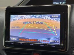 【バックカメラ】駐車時に後方がリアルタイム映像で確認できます。大型商業施設や立体駐車場での駐車時や、夜間のバック時に大活躍！