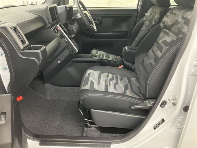 高いホールド性で運転姿勢が安定します。長距離ドライブでも疲れにくいのが魅力です。快適なドライビングライフをお送りください♪