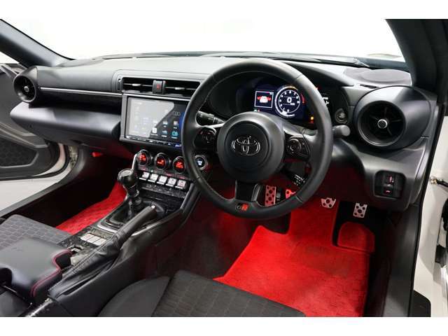 ZN8系、トヨタのGR86、現行モデルが入荷！！ハイオクで走行するお車です。車両重量1260kg・WLTCモード燃費は12.0km/L・水平対向4気筒エンジン・235馬力のお車です（※カタログ参照）。