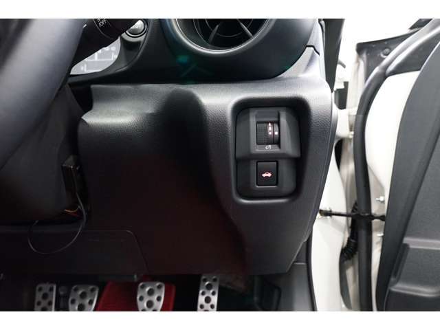 スマートキー・プッシュスタートのお車です！スマートキーをバックやポケットに入れたままでワンタッチでドアロックの開閉、エンジン始動が可能です。毎回鍵を探す必要がないのでとっても便利な機能です（＊＾＾＊）