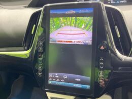 【バックカメラ】駐車時に後方がリアルタイム映像で確認できます。大型商業施設や立体駐車場での駐車時や、夜間のバック時に大活躍！運転スキルに関わらず、今や必須となった装備のひとつです！