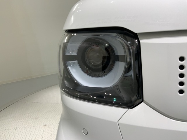 LEDヘッドライトは、点灯の瞬間から最大光量を発揮し、突然暗くなるトンネルなどでの安定感を高めます。