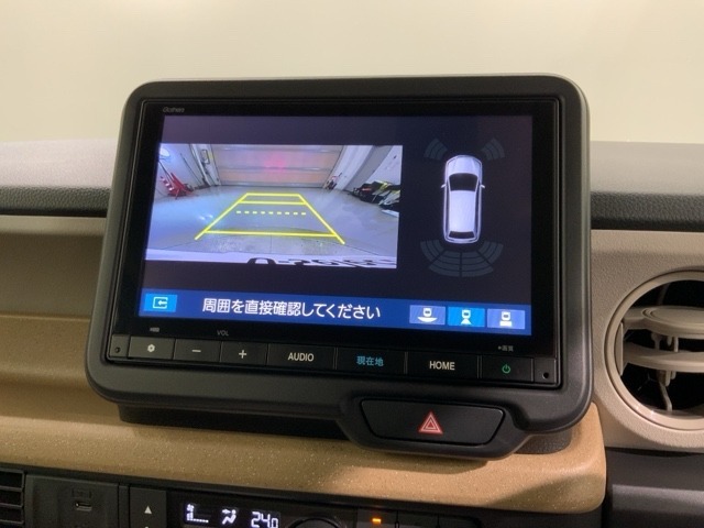 リバースギアに入れるだけで後方の表示へ切り替わります。夜間や雨の日の駐車も楽になりますよ。
