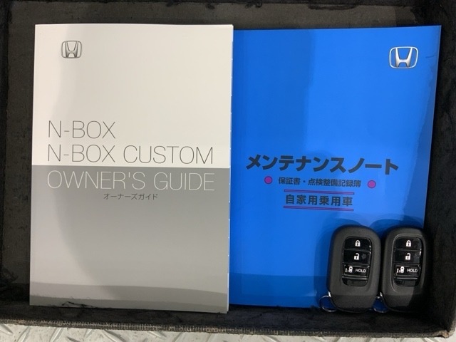 スマートキーは鍵をバッグに入れたままでもドアロックの開閉やエンジンのON・OFFができます。夜間や雨の日も鍵を探さなくて良いので便利です。