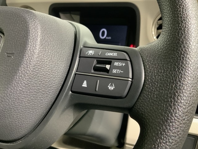 クルーズコントロールを装備しています。高速道路などで一定の速度で走ってくれるので運転が楽ですよ！速度を設定できますので、スピードの出しすぎにも注意できます。