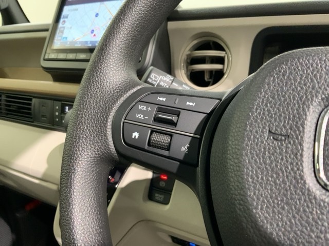 ステアリングにオーディオ操作スイッチが付いています。オーディオ画面に直接タッチしなくても操作が出来ますので、運転に集中できます。
