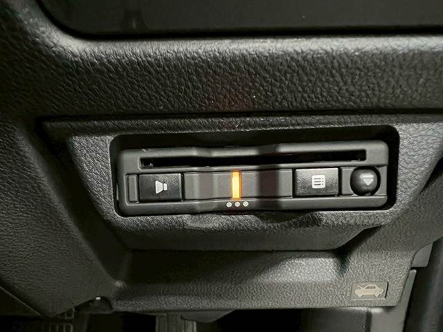 【ビルトインETC】で高速道路もスムーズに乗り降り可能で、ご納車直後からの遠距離ドライブも可能です。