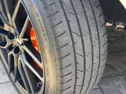 タイヤの山4本ともに有り。BRIDGESTONE POTENZA S001L・オプションのオレンジキャリパー付き