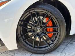専用BBS製マットブラック塗装アルミホイール・オプション44,000円 F SPORT専用オレンジキャリパー