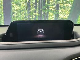 【8.8インチマツダコネクト】車内の雰囲気にマッチした大型のディスプレイ。スマホ接続でのナビ使用やBluetooth再生等、様々な機能が楽しめます。直感的なダイヤル操作が可能で、使い勝手も良好です。