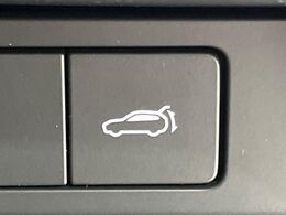 【パワーバックドア】スマートキーや運転席のボタンを押すだけでリアゲートが自動で開閉します！荷物を持っている時や、高い位置にあるバックドアを閉める際に便利な機能です♪